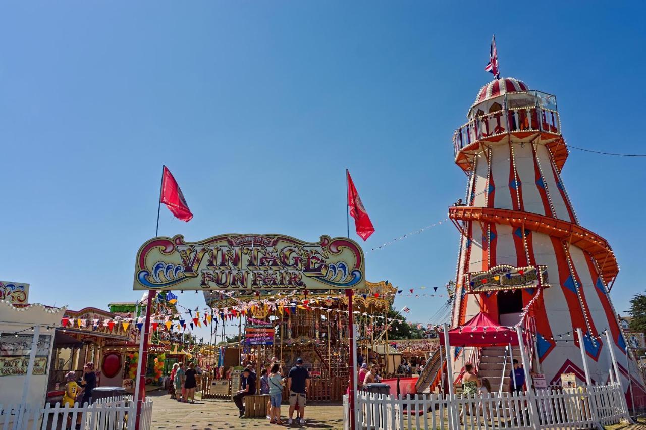 Caravan With Decking And Free Wifi At Seawick Holiday Park Ref 27214Sw Clacton-on-Sea Zewnętrze zdjęcie