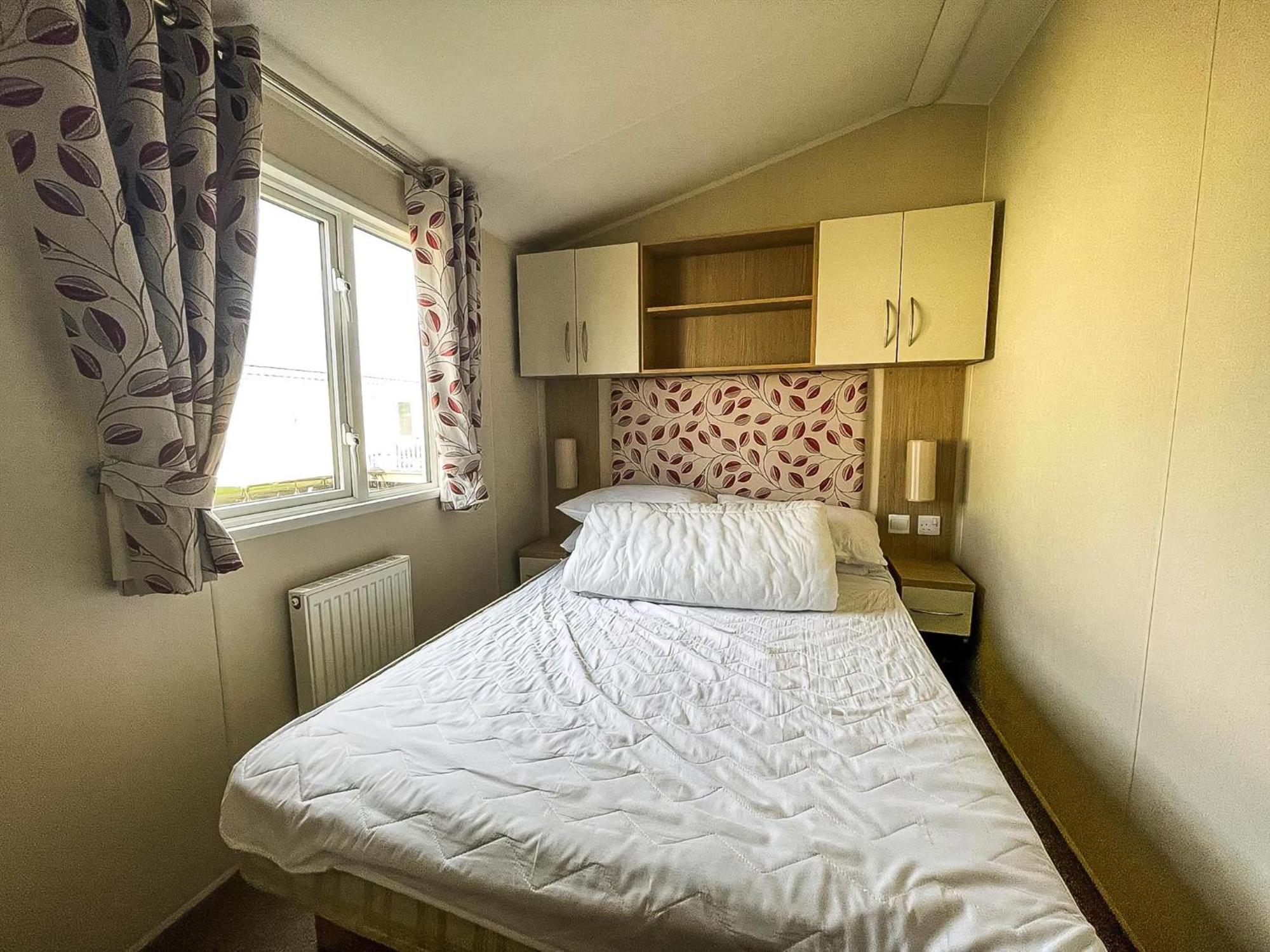 Caravan With Decking And Free Wifi At Seawick Holiday Park Ref 27214Sw Clacton-on-Sea Zewnętrze zdjęcie