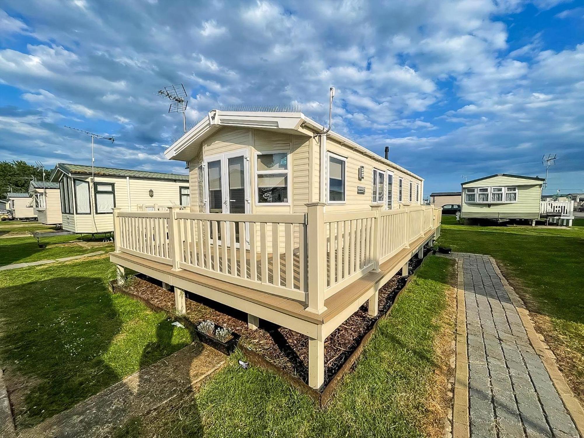Caravan With Decking And Free Wifi At Seawick Holiday Park Ref 27214Sw Clacton-on-Sea Zewnętrze zdjęcie