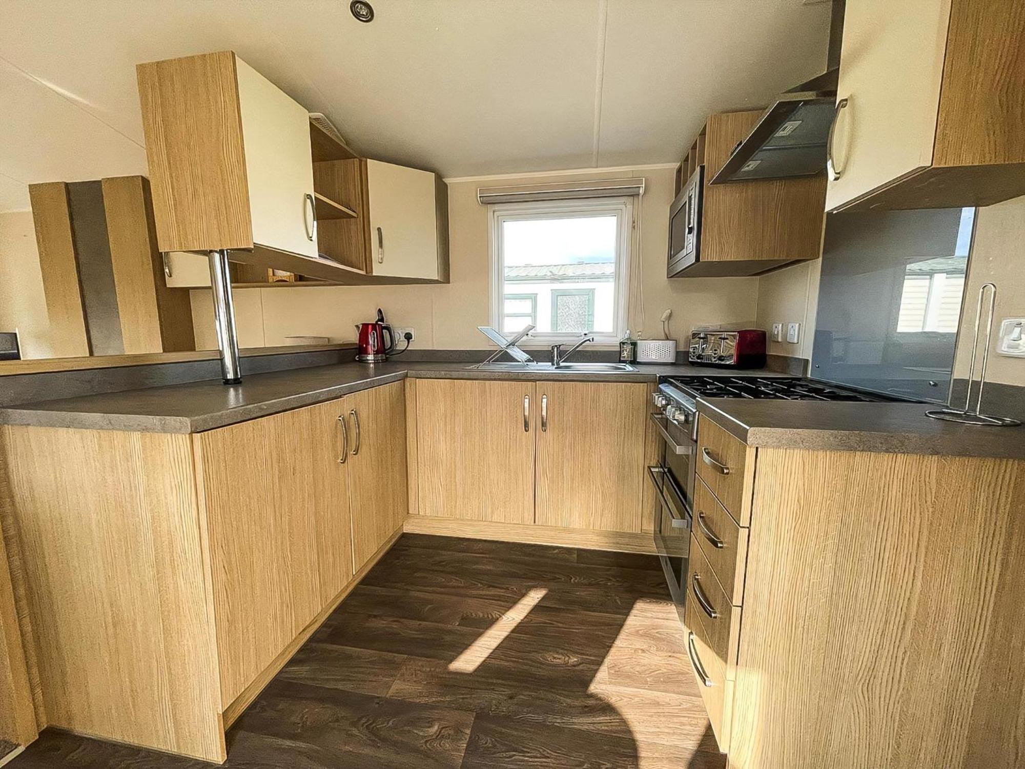 Caravan With Decking And Free Wifi At Seawick Holiday Park Ref 27214Sw Clacton-on-Sea Zewnętrze zdjęcie