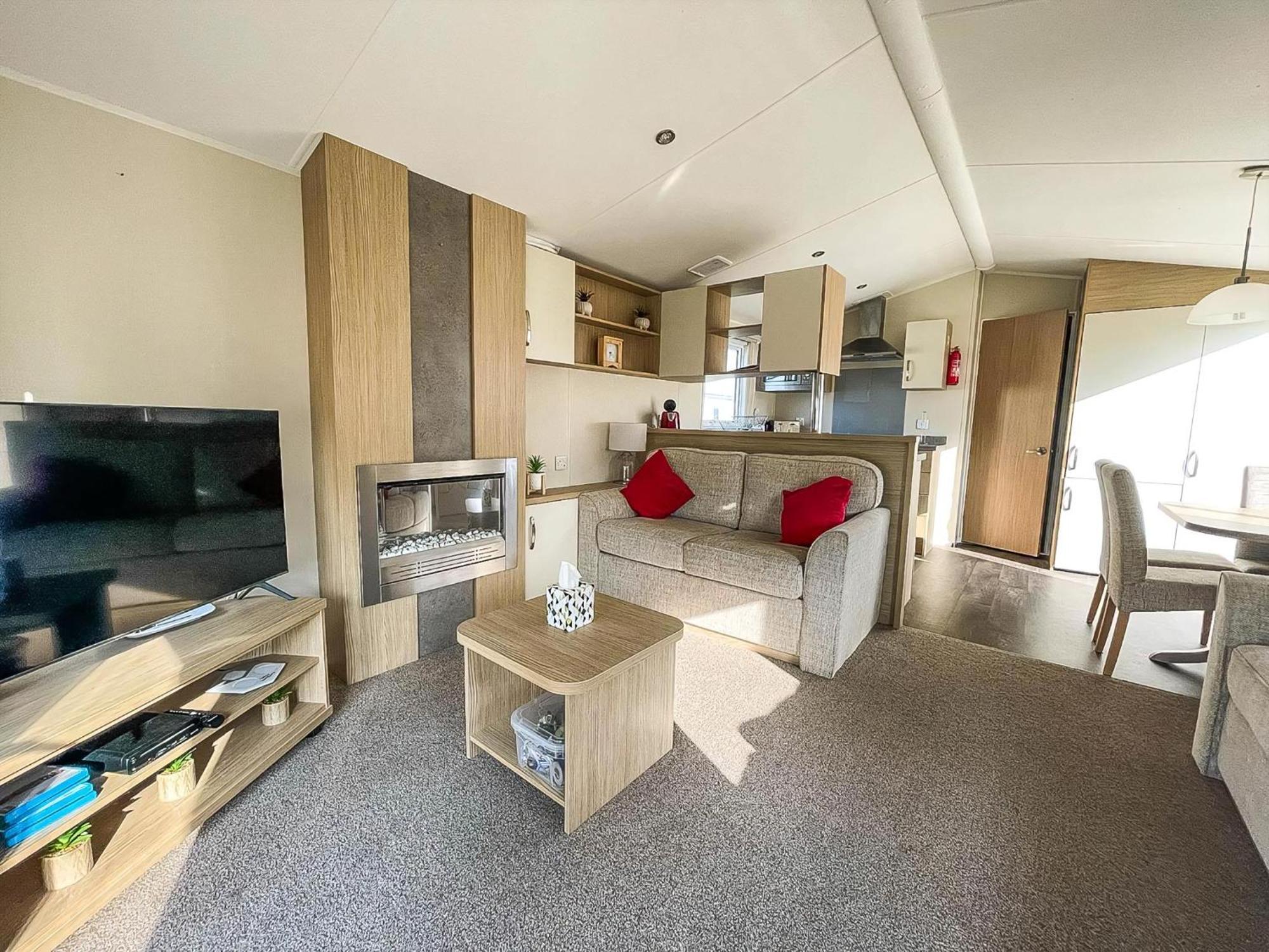 Caravan With Decking And Free Wifi At Seawick Holiday Park Ref 27214Sw Clacton-on-Sea Zewnętrze zdjęcie