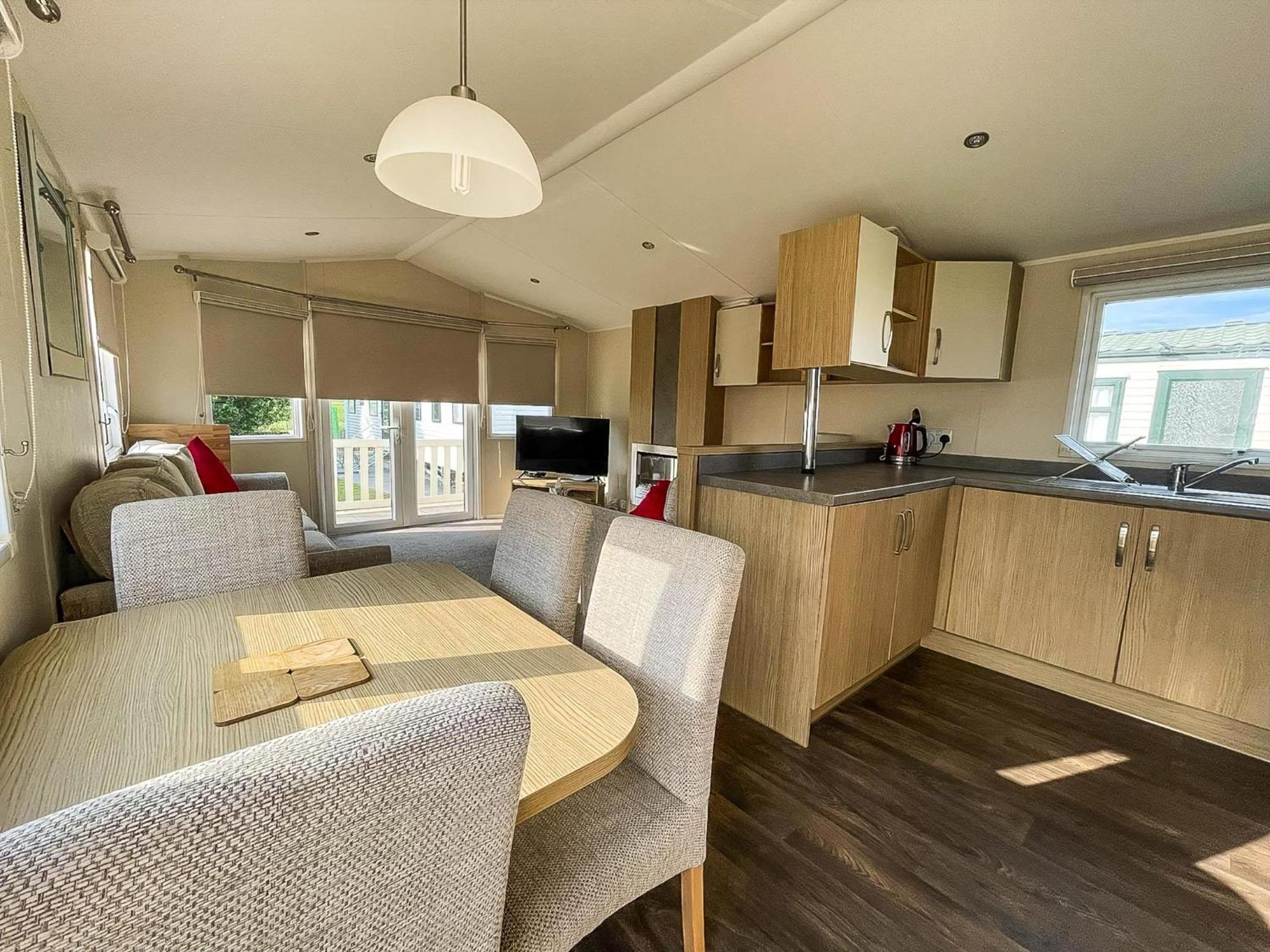 Caravan With Decking And Free Wifi At Seawick Holiday Park Ref 27214Sw Clacton-on-Sea Zewnętrze zdjęcie